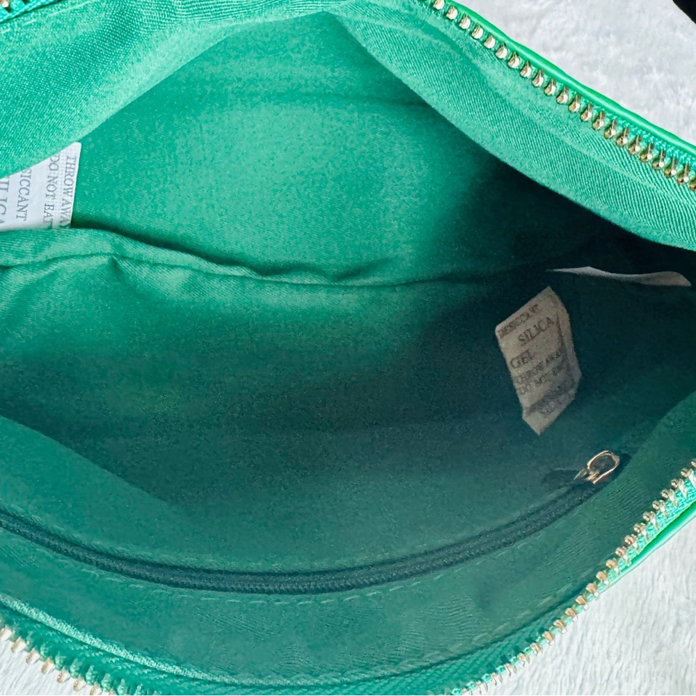 Vegan Leather Green Crossbody With Gold Chain. - Picture 4 of 4